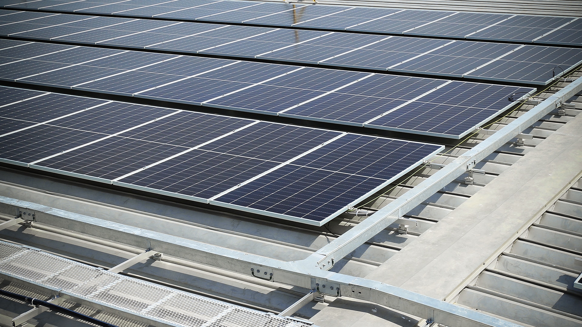 Photovoltaikanlage auf einem Gewerbedach – Symbolbild Photovoltaikmodule auf dem Dach eines Gewerbebetriebs – Symbolbild